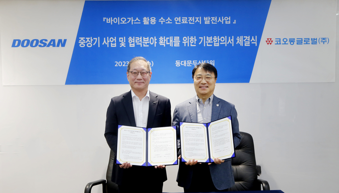정형락 두산퓨얼셀 대표이사(왼쪽)와 김정일 코오롱글로벌 대표이사가 기념사진을 촬영하고 있다. (사진=두산퓨얼셀)