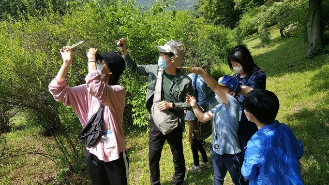 숲해설 프로그램 모습.(사진=안양시 제공)