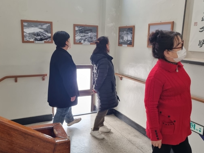안양시 만안구의 구도심 희귀사진 전시회 모습.(사진=안양시 제공)