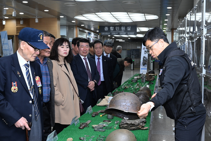 구리시는 3월 22일부터 3월 24일까지 3일간 시청 대강당 로비에서 ‘6·25 전사자 유해발굴 사진 및 유품 전시전’을 개최한다.(사진=구리시 제공)