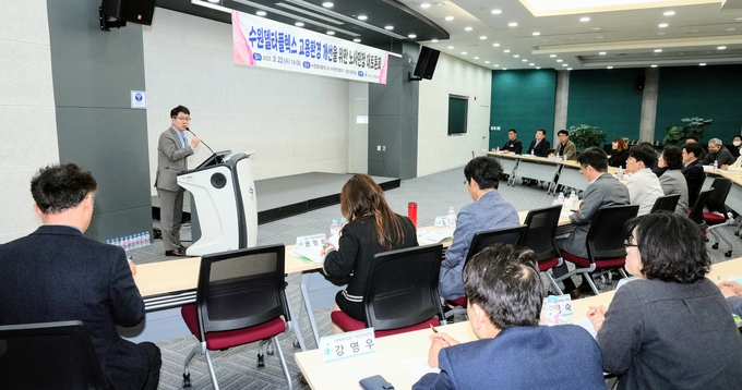 22일 수원벤처밸리II 대회의실에서 열린 '수원델타플렉스 고용환경 개선을 위한 노사민정 토론회' 모습. (사진=수원시 제공)
