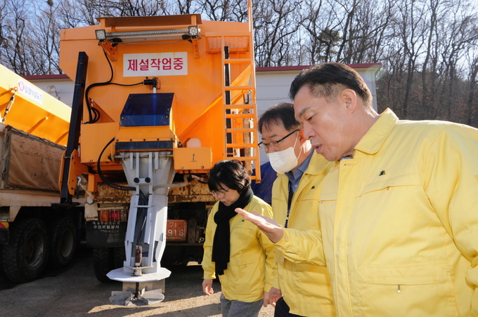 이재준 수원특례시장이 지난해 12월 팔달구 제설자재 창고를 점검하고 있다. (사진=수원시 제공)