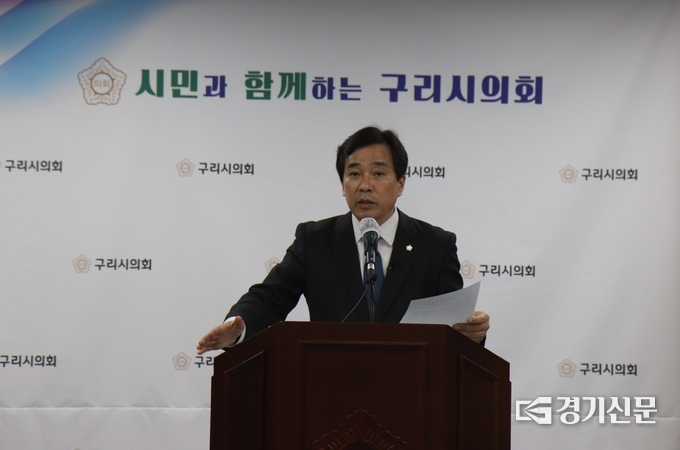 구리시의회 권봉수 의장이 의정부리핑에서 주례회의에서 논의된 사항을 설명하고 있다. (사진=구리시의회 제공)