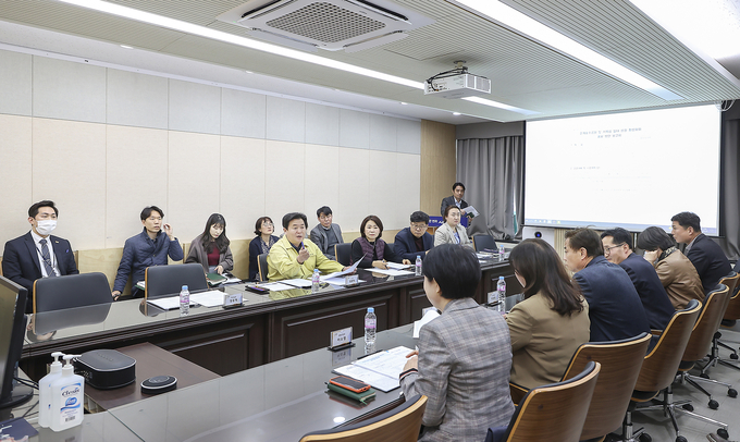 임병택 시흥시장은 지난 22일 시청 다슬방에서 ‘은계호수공원 및 거북섬 일대 상권 활성화 홍보방안 보고회’를 열고 은계호수공원과 거북섬을 지역 내 명소로 확립하기 위한 청사진을 논의했다.(사진=시흥시 제공).