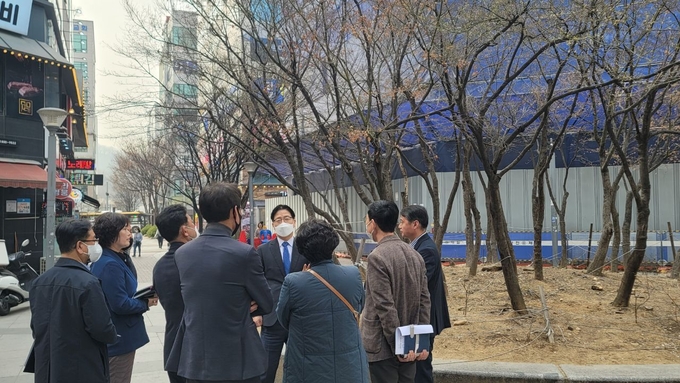 김규식 광명시 부시장(좌측 다섯번째)은 지난 22일 오후 3시 소하동 상업지구를 방문하여 상권활성화를 위한 주변 상인들의 목소리를 듣는 시간을 가졌다.(사진=광명시 제공).