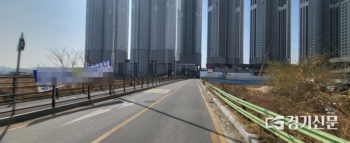 공사현장까지 가는 좁은 도로에 신호수는 전혀 보이지 않는다. (사진=오석균 기자)