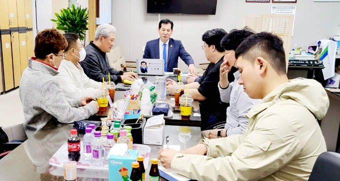 이영봉 경기도의회 문화체육관광위원장(가운데)이 지난 22일 경기도장애인체육회 가맹단체 실무자 협의회 회장단과 정담회를 갖고 장애인 체육 활성활 위한 방안을 논의하고 있다. (사진=경기도의회 제공)