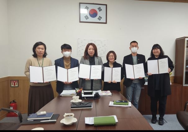 (재)화성시문화재단 김신아 대표이사를 비롯해 고위직 직원들이 '청렴행정 실천’을 서약했다.( 사진제공/ 화성문화재단)
