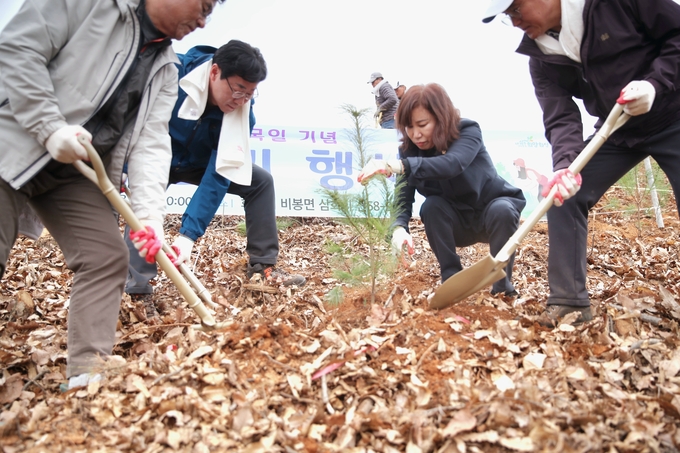 식목일 행사에 참석한 정명근 화성시장과 김경희 화성시의회 의장이 나무 모묙을 식재하고 있다.(사진=화성시의회 제공)
