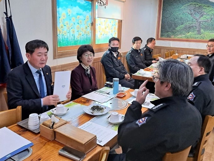 경기도의회 더불어민주당 김미정 의원과 조용호 의원, 오산소방서 길영관 서장이 간담회를 진행하고 있다.(사진=오산소방서 제공)