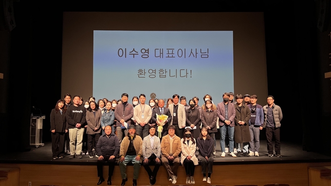 오산문화재단 제5대 대표이사로 취임한 이수영 대표이사가 직원들과 만남의 자리를 갖고 기념촬영을 하고 있다.(사진=오산 문화재단 제공)