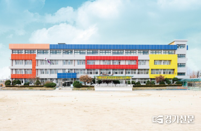 양주시가 관내 초등학교·유치원을 대상으로 창틀 나노방진망 설치를 지원한다. (사진=이호민 기자)