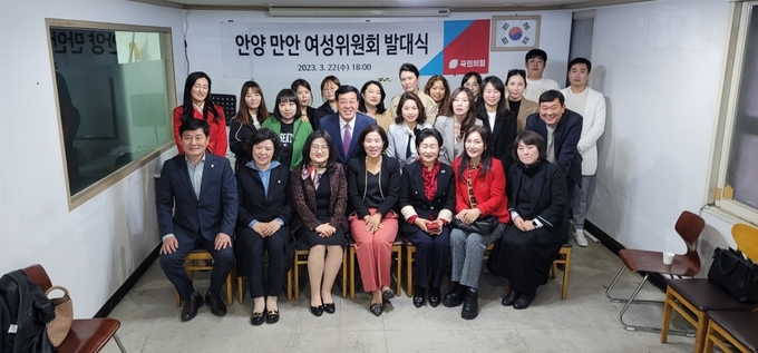최돈익 위원장(가운데 줄 오른쪽 다섯번째)과 여성당원 등이 발대식을 마친 뒤 기념사진을 찍고 있다.(사진=국민의힘 안양만안당협 제공)