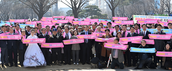 지난 6일 유정복 인천시장이 인천애뜰에서 열린 '재외동포청 인천유치 시민운동본부 출범식'에서 참석자들과 기념촬영을 하고 있다. ( 사진 = 인천시 제공 )