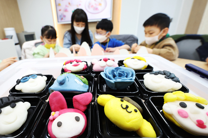 24일 오전 경기도 수원시 권선구 국립농업박물관에서 어린이들이 우리 쌀로 만든 클레이(라이스 클레이)로 토끼 등 다양한 캐릭터를 만들고 있다. (사진=연합뉴스)