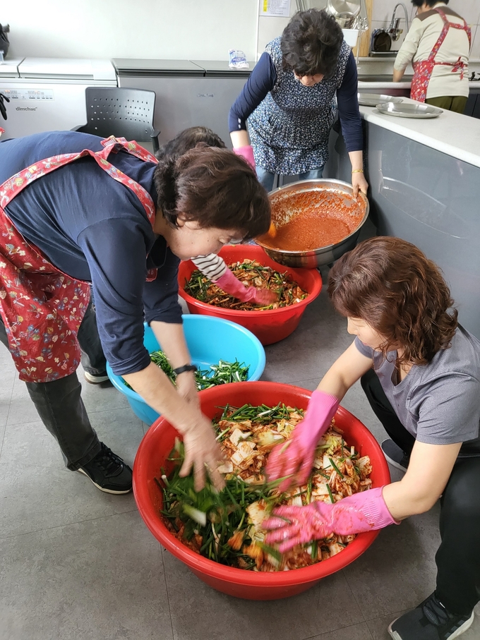 군포시 재궁동 지역사회보장협의체가 사랑 ‘찬’ 나누리 사업펼치고 있다.(사진 = 군포시 재공)