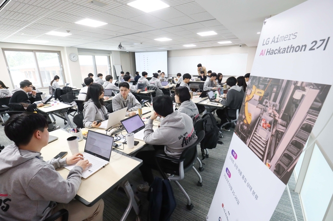 LG AI 해커톤 참가자들이 토론을 벌이고 있다. (사진=LG)