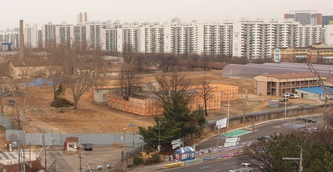 지난 24일 조병창 병원 건물 모숩. 철거를 위해 병원 건물 주변에 가림막이 설치돼 있다. ( 사진 = 최태용 기자 )