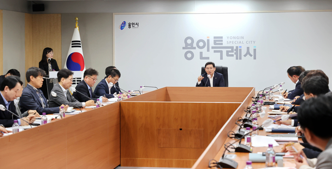이상일 용인특례시장이 지난 23일 영상회의실에서 국가산업단지 선정관련 후속대책 회의를 주재하고있다.(사진=용인특례시 제공)