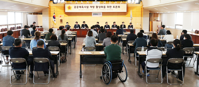 황대호 경기도의회 문화체육관광위원회 부위원장(민주‧수원3)은 지난 24일 열린 ‘공공체육시설 개방 활성화를 위한 토론회’에서 경기도의 공공체육시설 개방 활성화를 위해 관련 조례를 검토하겠다고 밝혔다. (사진=경기도의회 제공)