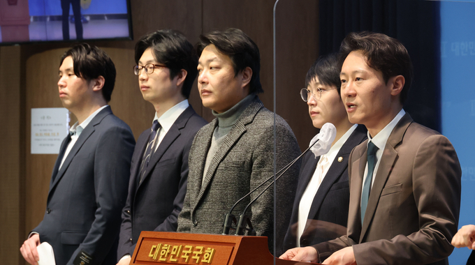 이탄희 더불어민주당 의원이 지난 10일 국회 소통관에서 열린 여야 청년 정치인 모임 '정치개혁 2050'의 선거구획정 등 선거법 처리 법정시한 준수 촉구 기자회견에서 발언하고 있다. (사진=연합뉴스)