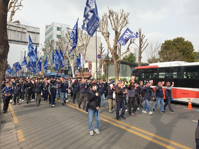 25일 오후 서울 대학로에서 진행된 전국민주노동조합총연맹 결의대회 행진. (사진=나규항 기자)