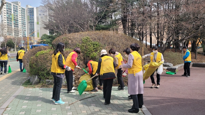 군포시 궁내동 ‘지역민과 함께하는 Clean day’ 활동 전개하고 있다.