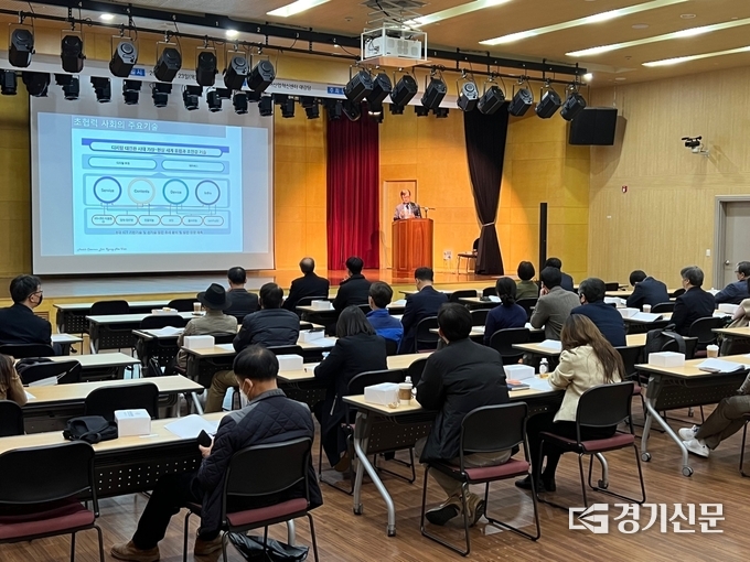 경희대 홍인기 교수가 조찬 포럼 강연을 하고 있다. (사진=성남 시니어산업혁신센터 제공)