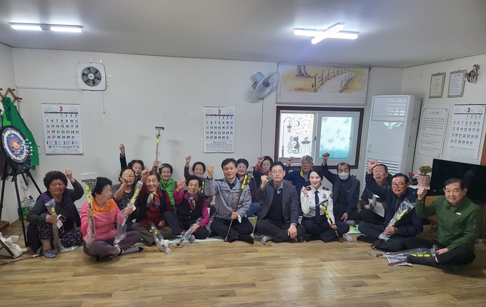 파주 봉일천리 경로당에서 경찰 관계자들이 어르신들과 함께 교통안전을 다짐하고 있다. (사진=파주경찰서 제공)