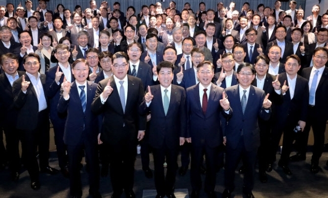 함영주(가운데) 하나금융그룹 회장이 취임 1주년 맞이 그룹 임원 간담회에 참석해 기념촬영하고 있다. (사진=하나금융그룹 제공)