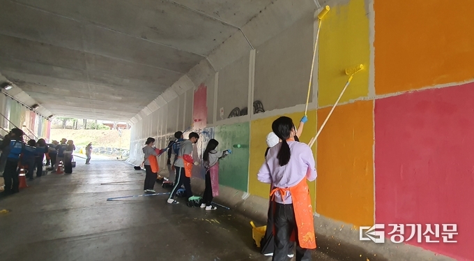 남양주시 진접읍 봉사단원 40여 명이 쓰레기 무단투기 지역 및 안전 취약지역 토끼굴에 벽화를 그리고 있다. (사진=남양주시 제공)