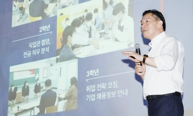 이재준 수원시장이 27일 수원 한봄고에서 '수원시의 미래를 말하다'를 주제로 강의를 진행하고 있다. (사진=수원시 제공)