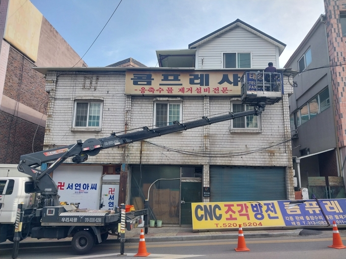 시흥시 대야신천권, 주인없는 위험간판 일제 정비 추진 하고있다.(사진=시흥시 제공).