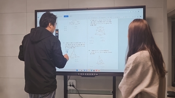 현대전자칠판 구매 후 사후방문 교육장면. (사진=현대아이티 제공)
