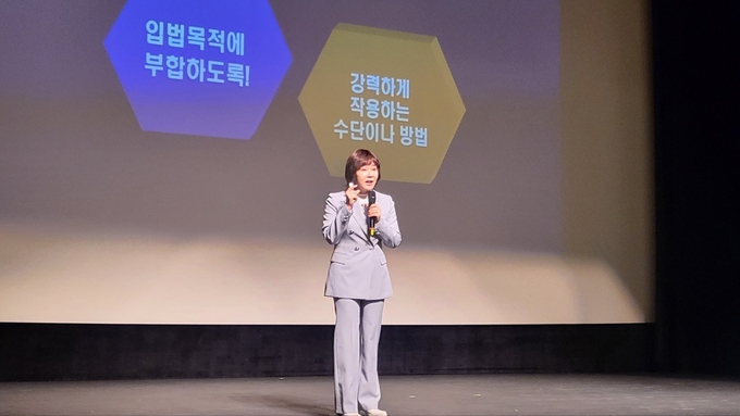 최인혜 오산시민연대 공동대표가 지난 27일 오산문화예술회관 소공연장에서 "오산시 행정의 이해"란 주제로 시민들에게 무료강연회를 실시하고 있다.(사진=오산시민연대 제공)