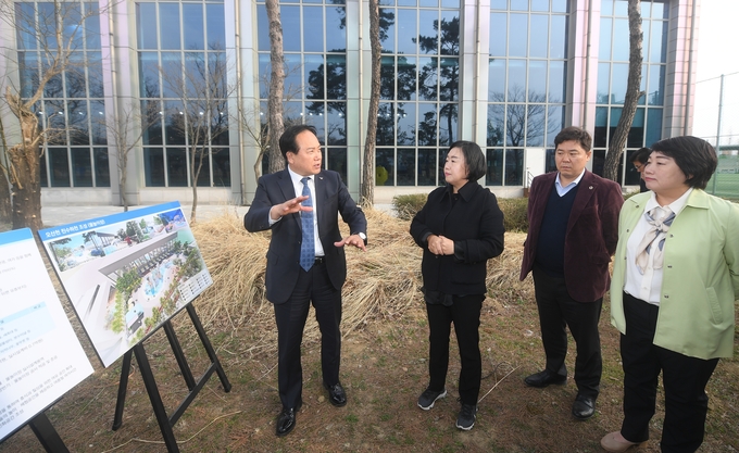 오산시와 경기도의회 교섭단체 국민의힘의원들이 회의가 끝난 뒤 오산천 물놀이장 예정지 및 독산성 산문 앞 등 현장도 둘러보며 이권재 시장으로 부터 설명을 듣고있다.(사진=오산시 제공)