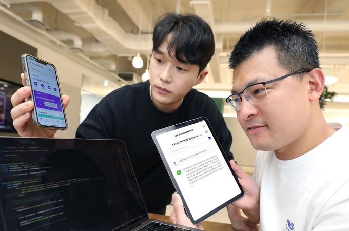 LG유플러스 '우리가게패키지' 이용자가 앱에 탑재된 '챗GPT'서비스를 살펴보고 있다. (사진=LG유플러스)