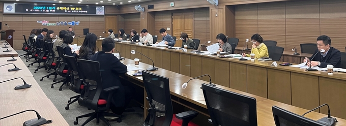 지난 27일 인천 남동구청 은행나무홀에서 박병근 부구청장과 규제 발굴 부서장 8명이 참석한 가운데 ‘규제 혁신 TF회의’가 열리고 있다. ( 사진 = 남동구 제공 )