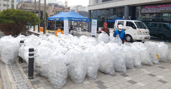 지난 22일 주민들이 부평2동 행정복지센터에서 재활용품을 수거하고 있다. ( 사진 = 부평구 제공 )