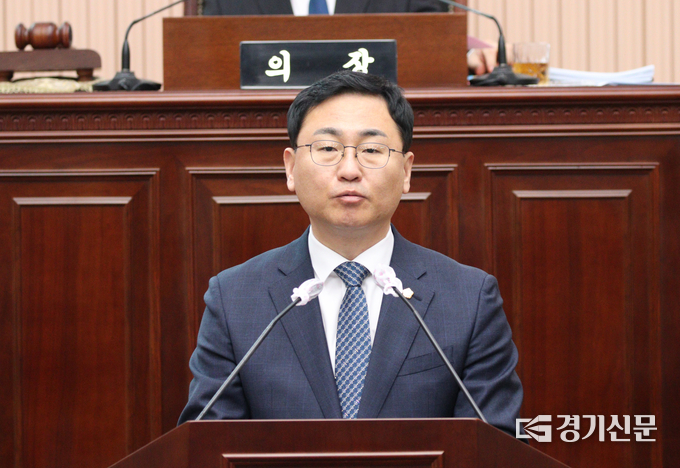 구리시의회는 지난 27일 제323회 임시회에서 구리-안성 간 고속도로 건설공사 한강횡단교량을 구리대교로 명명할 것을 내용으로하는 건의문을 만장일치로 채택했다. 이 건의문을 대표 발의한 김성태 의원이 발언하고 있다.(사진=구리시의회 제공)