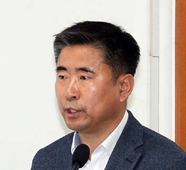 오산시의회 성길용 의장은 "현직 의원의 진퇴를 정쟁화한 것은 동료 의원으로서도 그 금도를 넘어선 것이라며 저급한 정쟁 행태를 즉각 중단하라"고 촉구하고 있다.(사진=오산시의회 제공)