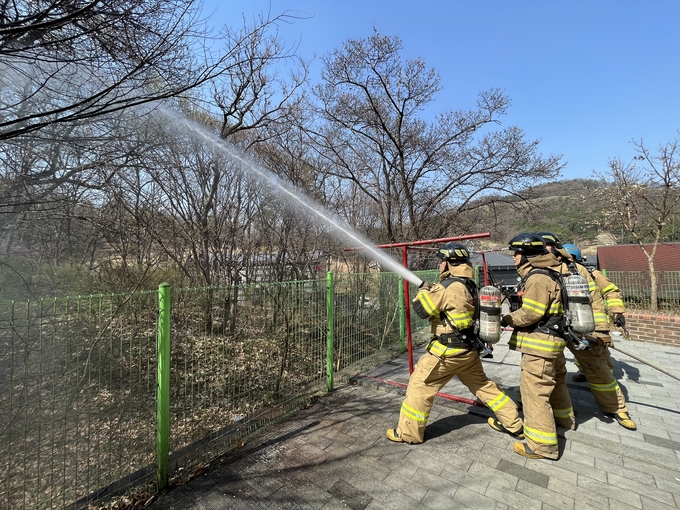 오산소방서는 유관기관과 산불 대응 산림화재 합동훈련을 실시하고 있다.(사진=오산소방서 제공)