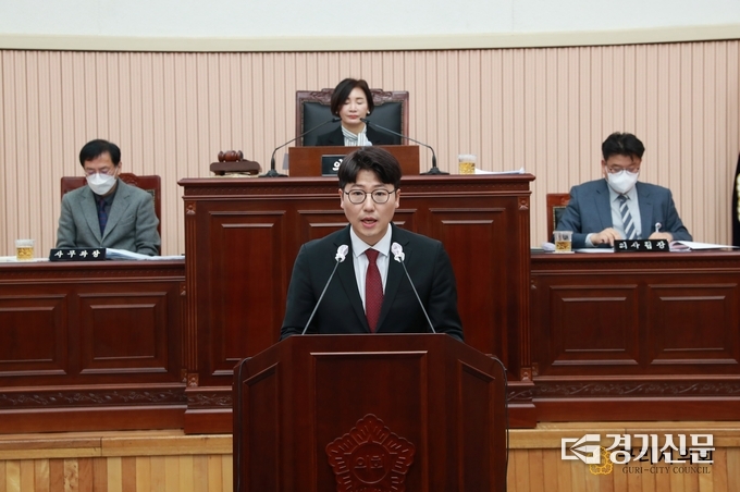 구리시의회는 27일 제323회 임시회에서 김한슬 의원이 금연환경 조성을 위해 발의한 '구리시 금연환경조성 및 간접흡연 피해방지 조례 일부개정조례안'을 발의하고 있다.(사진=구리시의회 제공)