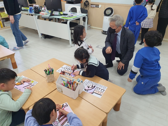 경기도화성오산교육지원청교육장 정광윤은 늘봄학교’시범운영 학교인 오산고현초, 금암초 방문해 순회점검 실시하고 있다.(사진=화성오산교육지원청 제공)
