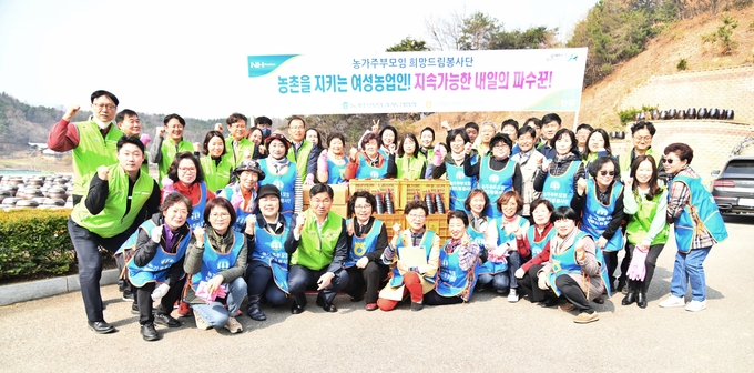 농협중앙회 경기본부과 농가주부모임경기도연합회가 전통된장을 불우 이웃에게 나누는 행사를 진행했다. (사진=농협중앙회 경기지역본부 제공)