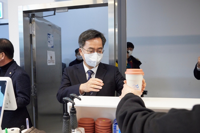 김동연 경기도지사가 도청에서 운영중인 커피숍에서 음료가 든 다회용 컵을 받아들고 있다. (사진=김동연 경기지사 페이스북)