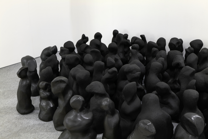 양순열, '호모 사피엔스' 연작, 2020, 스티로폴, 자동차페인트, 50x70cm, 가변설치. (사진=경기도미술관 제공)