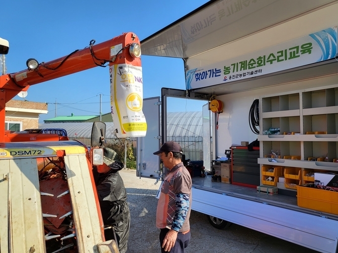 인천 옹진군은 ‘찾아가는 농기계 순회수리’를 운영한다. ( 사진 = 옹진군 제공 )