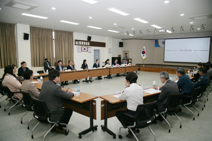 구리경찰서 범죄피해자보호 멘토위원회가 어울림홀에서 정례회의를 하고 있다.(사진=구리경찰서 제공)