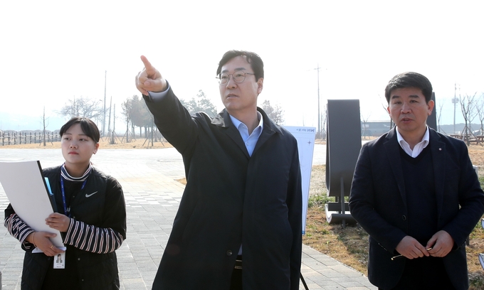 정명근 화성시장이 서해안 관광벨트 조성 사업현장을 방문해 추진현황을 살펴보고 있다. (사진=화성시 제공)